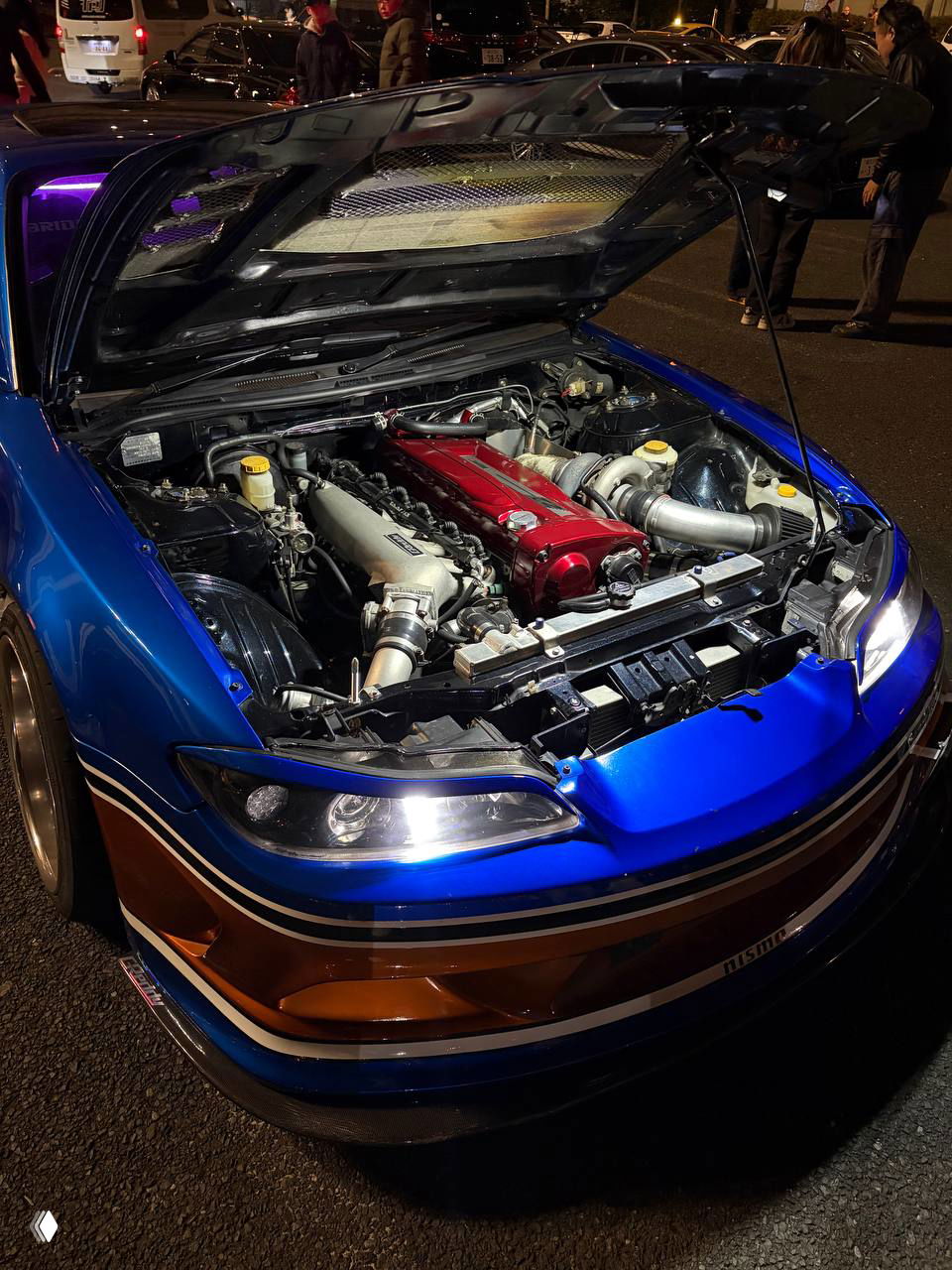 Кадр из движения в тоннеле: несколько спортивных машин идут колонной ночью, вид из салона на задние фонари и тёмный туннельный интерьер.