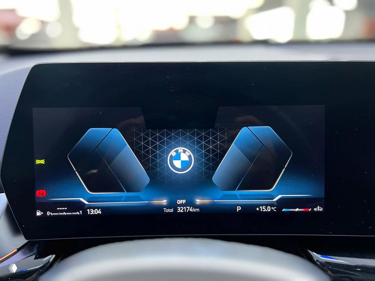 Задняя часть салона BMW с коричневыми сиденьями: пространство для ног, спинки передних кресел и крепления ISOFIX видны в ракурсе.