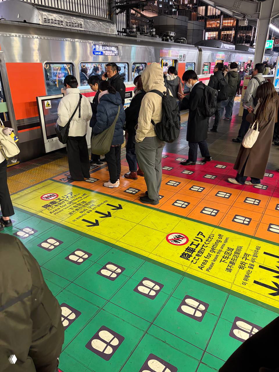 Загадка: разноцветные дорожки на перроне в Японии