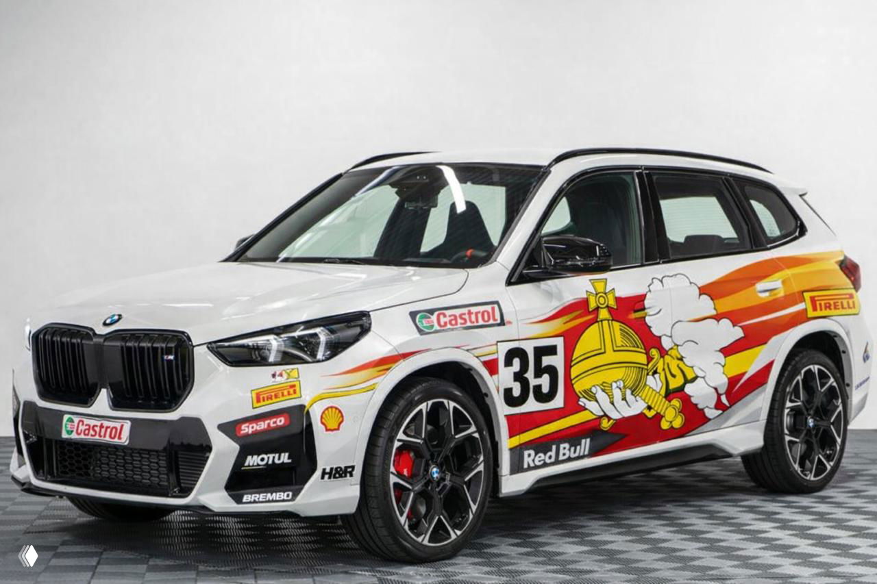 Ралли-стиль оклейки на белом BMW X2: яркие графические элементы и логотипы Castrol, Red Bull и Pirelli по кузову