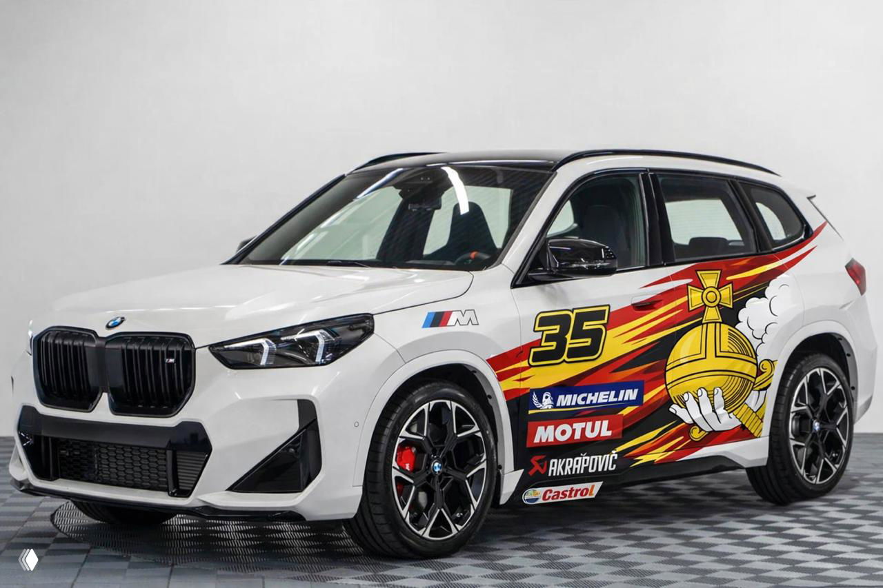 Боковой ракурс белого BMW X2 с графикой, номером 35 и набором гоночных логотипов на задней части кузова и крыле