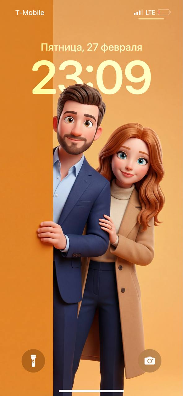 Обои для телефона в Pixar-стиле: 3D семья выглядывает справа от вертикальной линии на насыщенно-оранжевом фоне, вид часов.