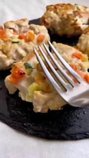 Крупный план рубленых ПП‑котлеток из куриного филе с кусочками моркови, кабачка и зелени на тёмной подложке; видна вилка рядом.