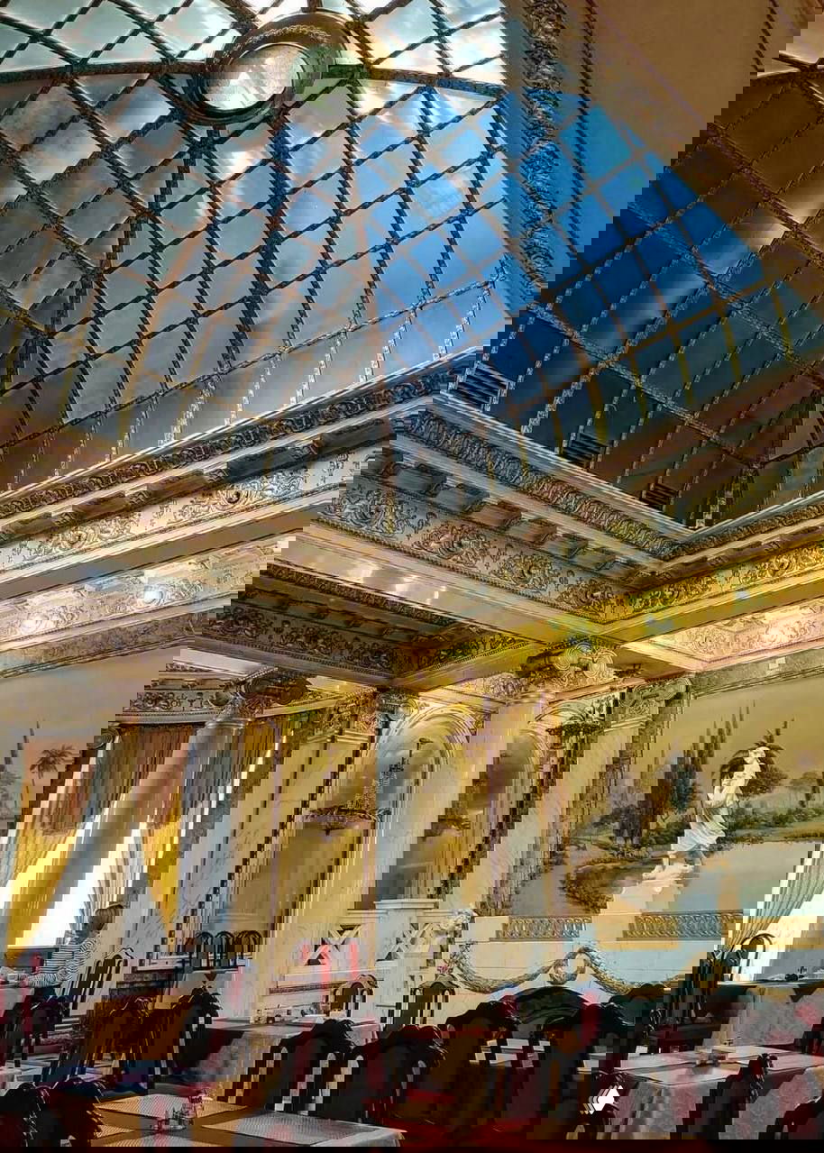 Бюджетное кафе в шикарных интерьерах в центре Москвы