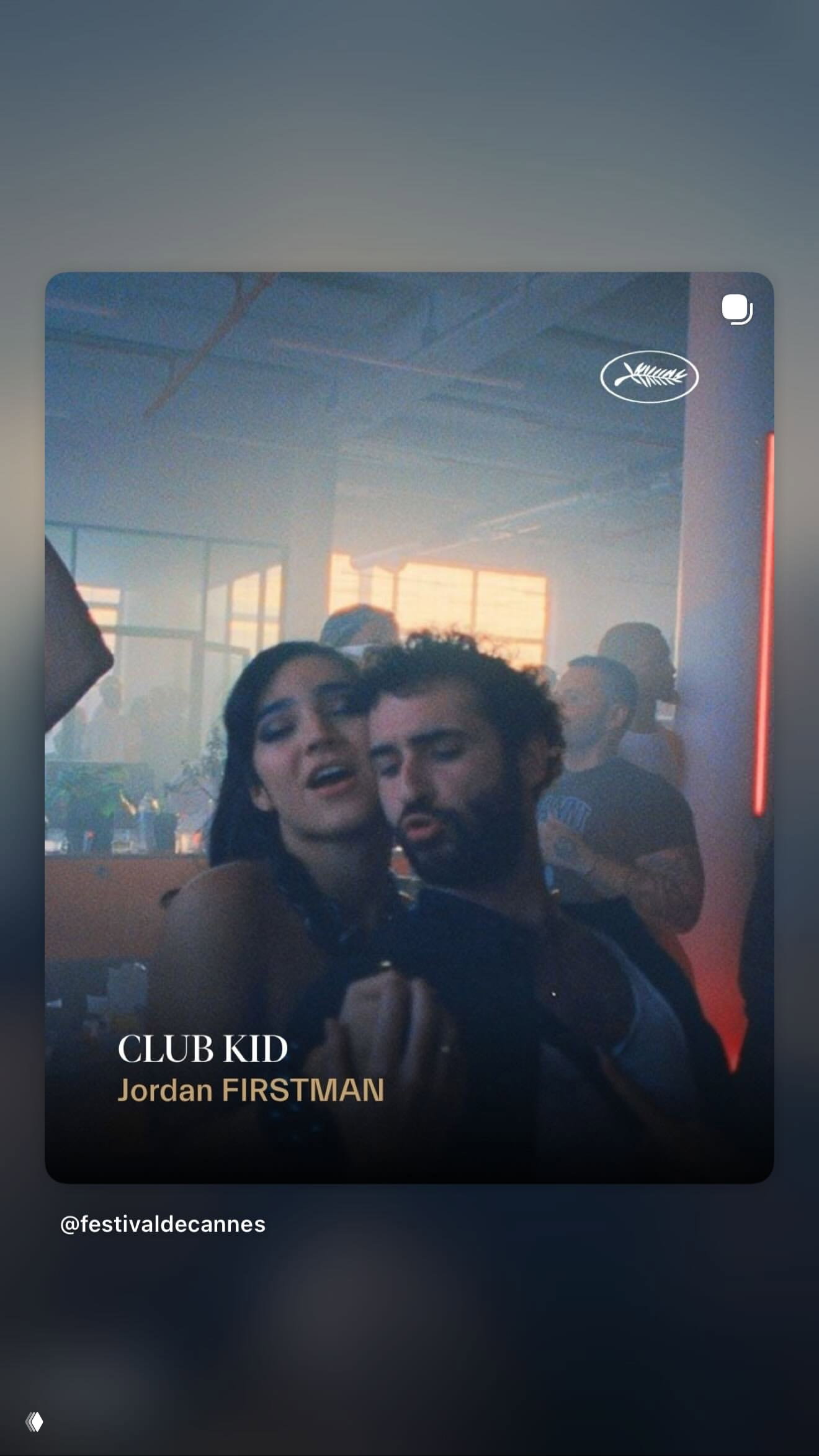 Промо‑кадр фильма «Club Kid»: сцена в клубе с танцующей парой, атмосферный свет и текстовый титр «CLUB KID / Jordan FIRSTMAN» внизу.