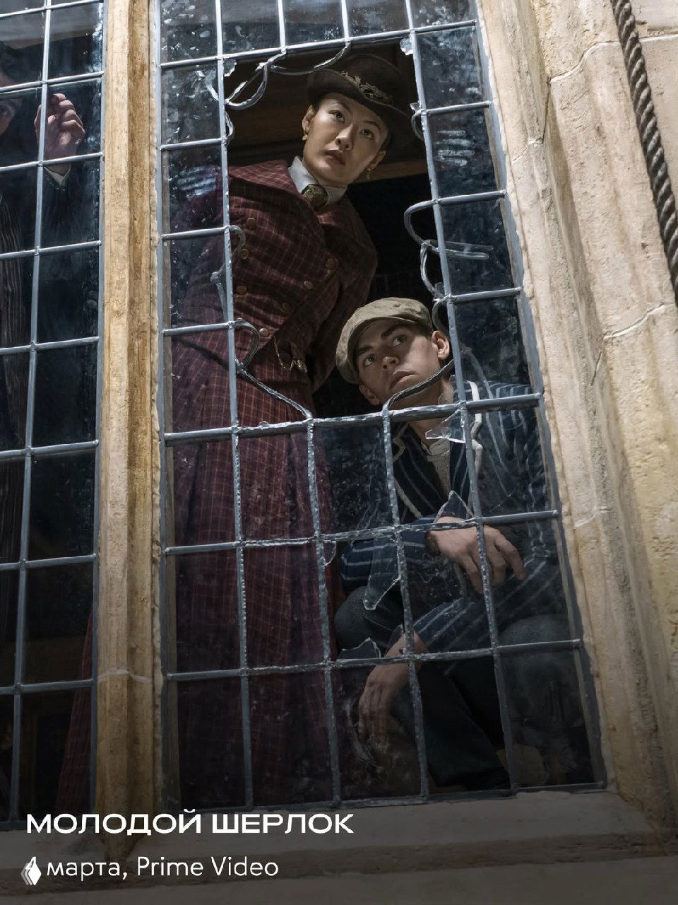 Интерьерный кадр с несколькими мужчинами в костюмах и официозной атмосферой — возможная сцена из дома знатного семейства в фильме.