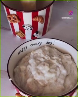 Блюдо с кашей/завтраком в тарелке с надписью «Happy every day»: кадр из видео фитнес‑тренера, который готовит порции для Влада.